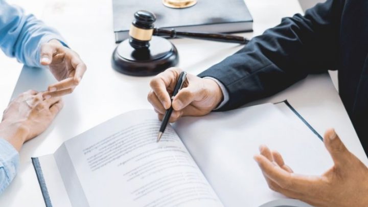 Pomoc prawna dla firmy – dlaczego warto podjąć stałą współpracę z kancelarią adwokacką?
