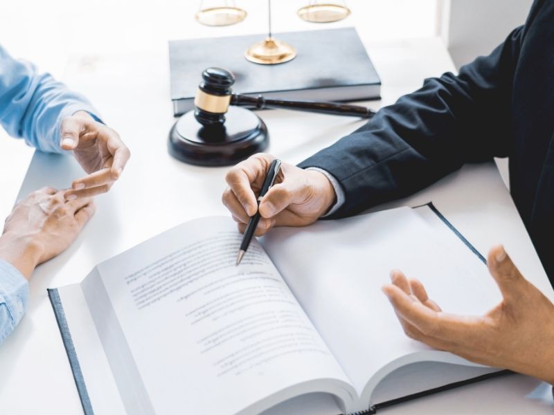 Pomoc prawna dla firmy – dlaczego warto podjąć stałą współpracę z kancelarią adwokacką?