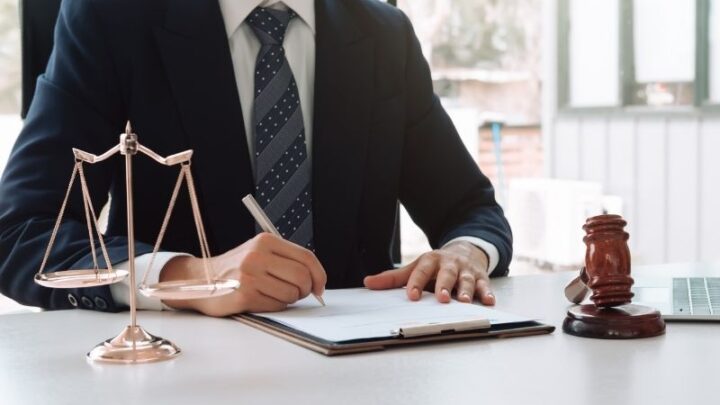 Prawo pracy – kiedy skorzystać z pomocy kancelarii prawnej?